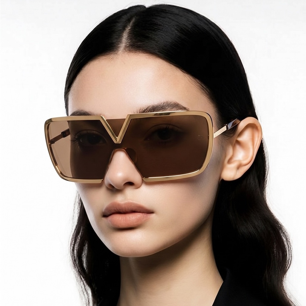 New Authentic Valentino V-Romask Oversized Sunglasses – Light Gold Titanium, Uni